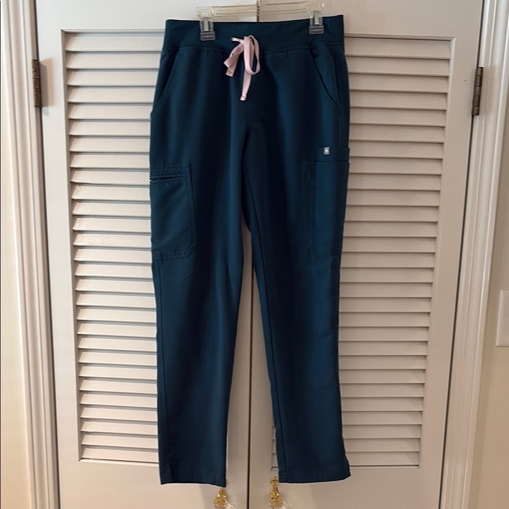Figs Women's Yola Skinny Scrub pants 2.0 with Pink Drawstring